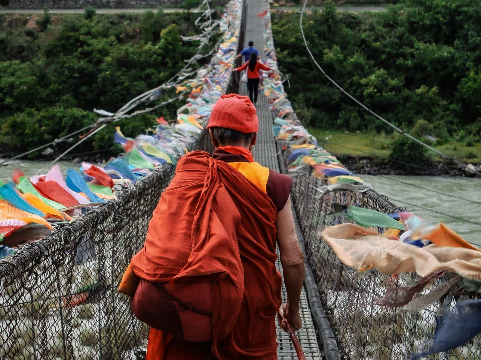 Rondreis Bhutan, Punakha, hangbrug over de rivier