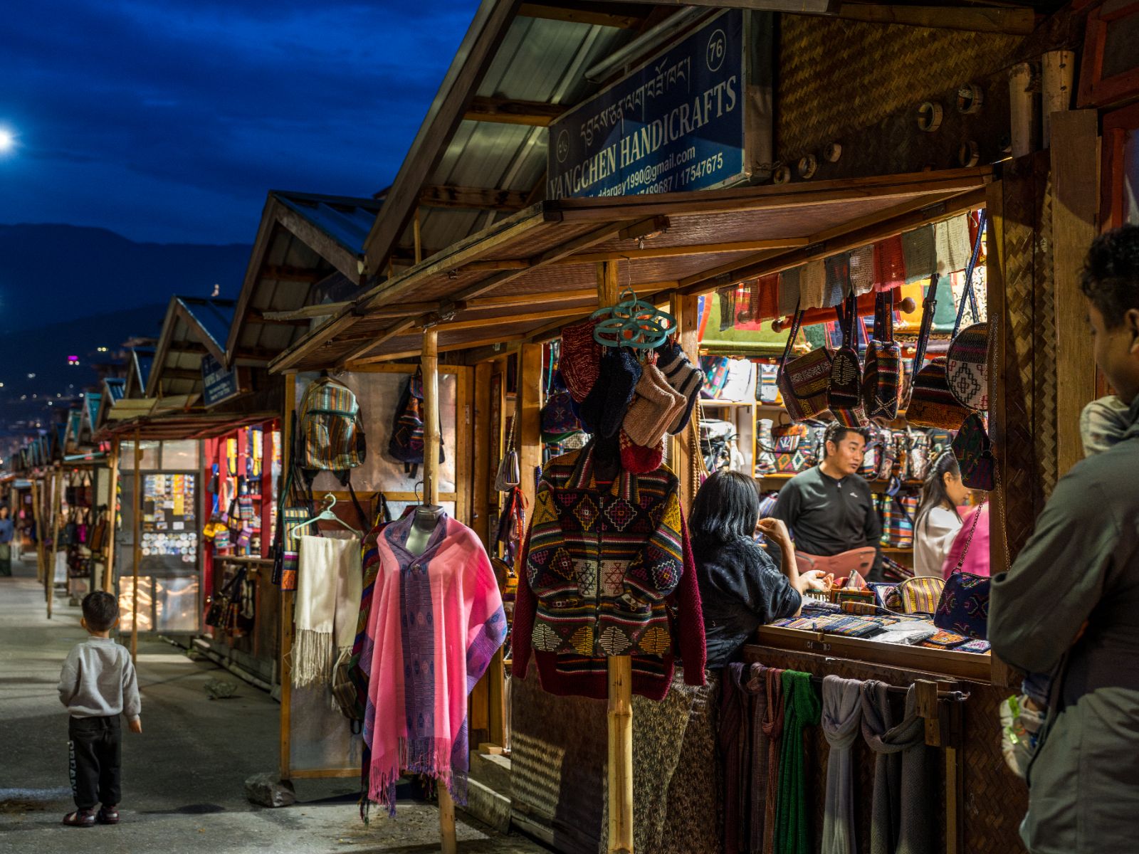 Rondreis Bhutan, Thimphu, avondmarkt souvenirs