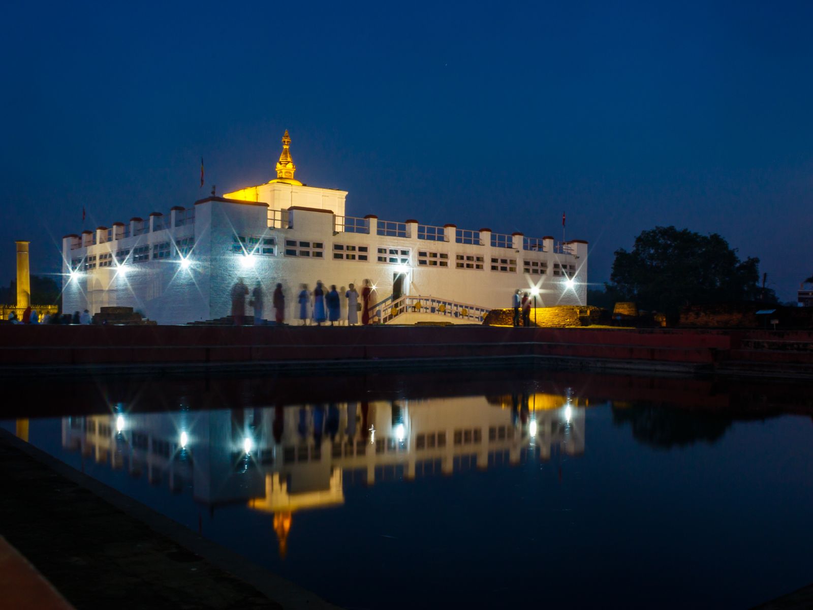 Rondreis Nepal, Lumbini, Maya devi tempel bij schemering
