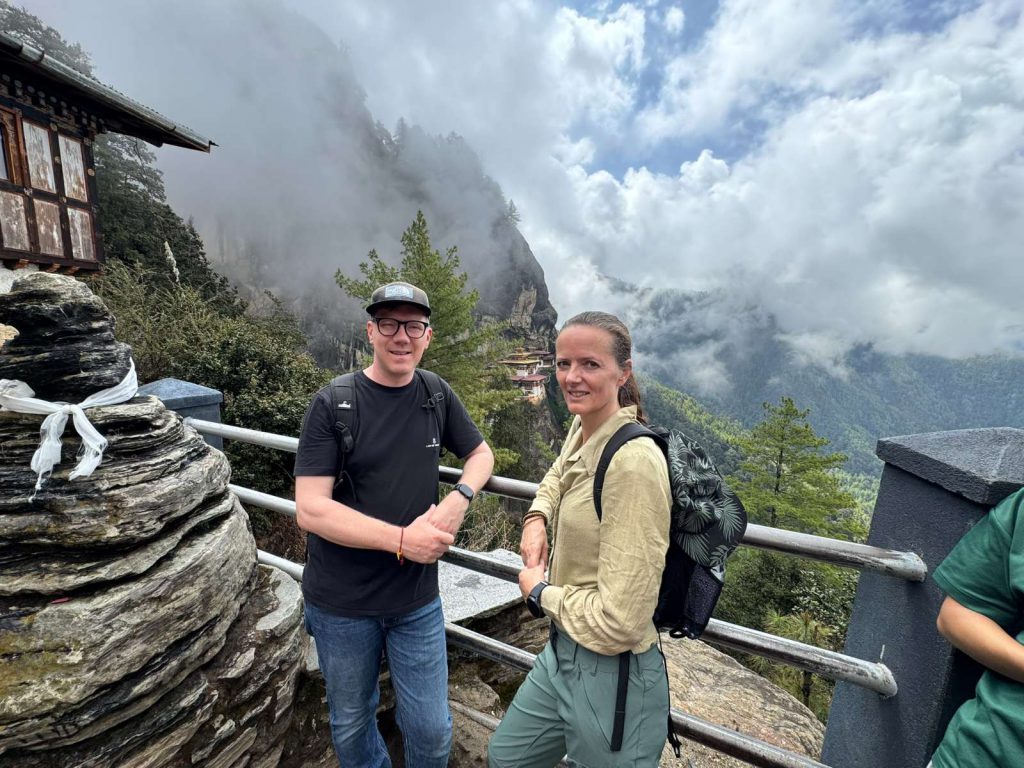 Tigers Nest in Bhutan, uitzicht theehuis, collega's Jón en Judith