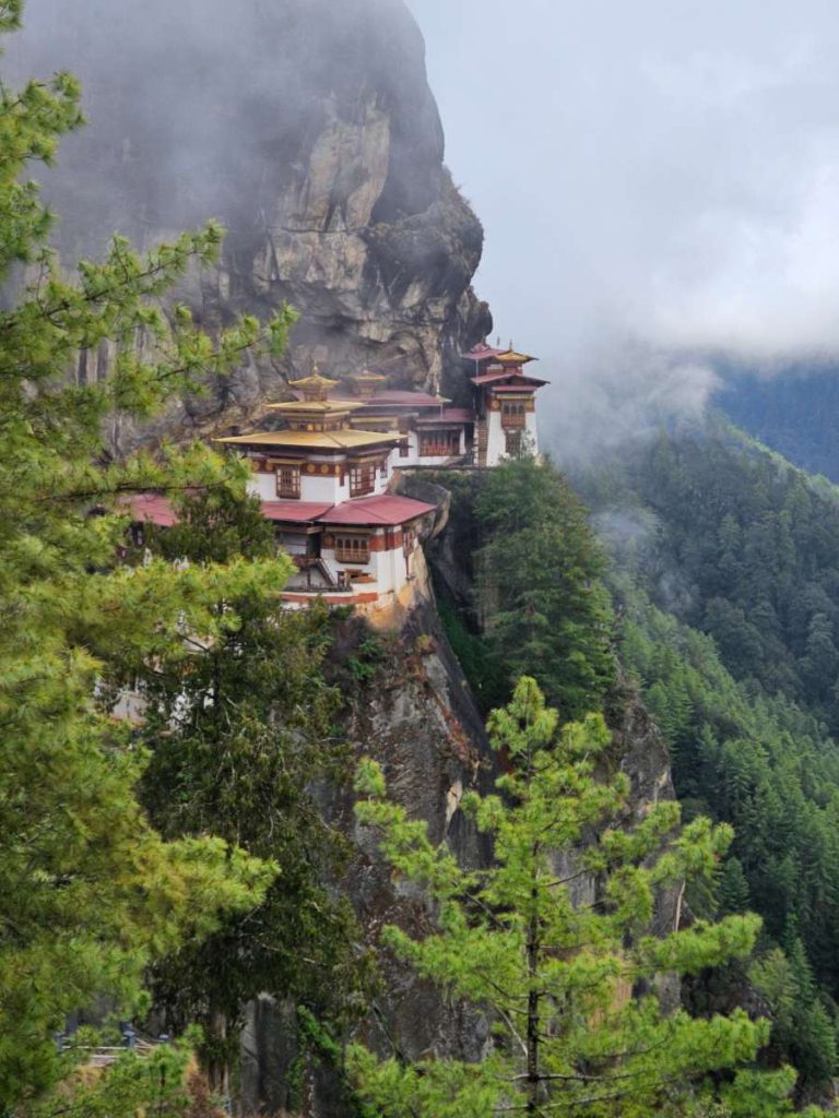 Wandelroute Tiger's Nest, uitzicht op tijgersnest met mist