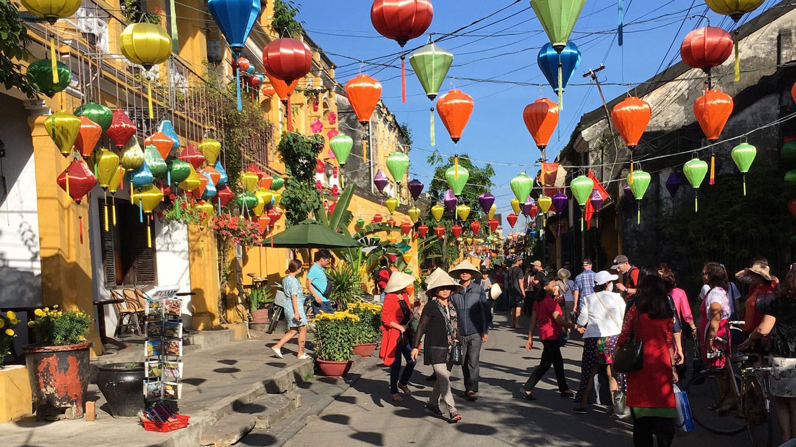rondreis-vietnam-hoogtepunt-hoi-an straat met lampionnen