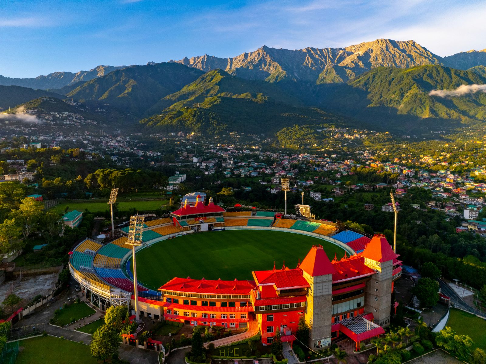 Rondreis India, Dharamshala, stadion van veraf