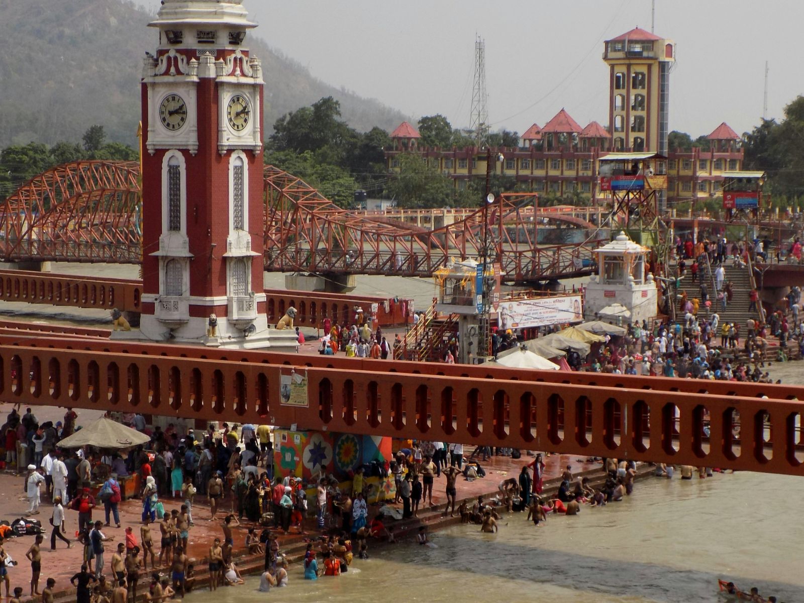 Rondreis India, Haridwar, Brug over rivier en klokkentoren