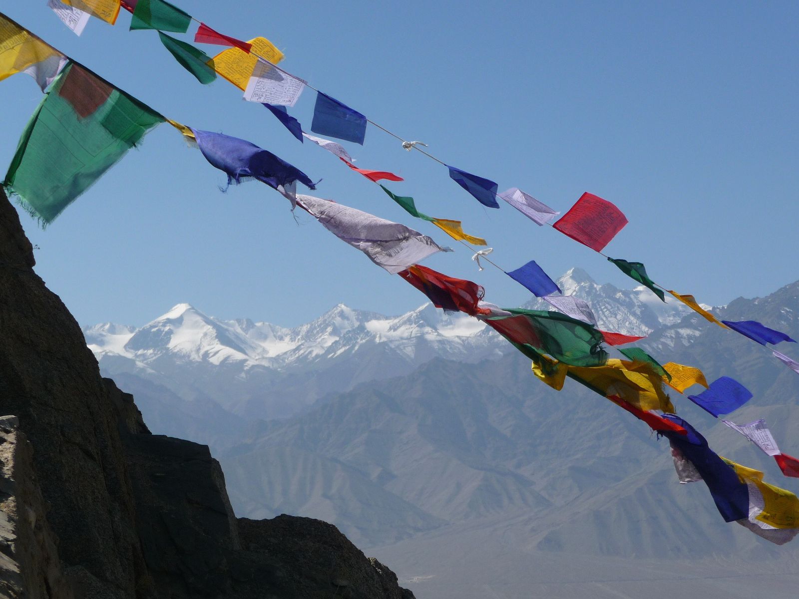 Rondreis India, Ladakh, Gebedsvlaggen op berg