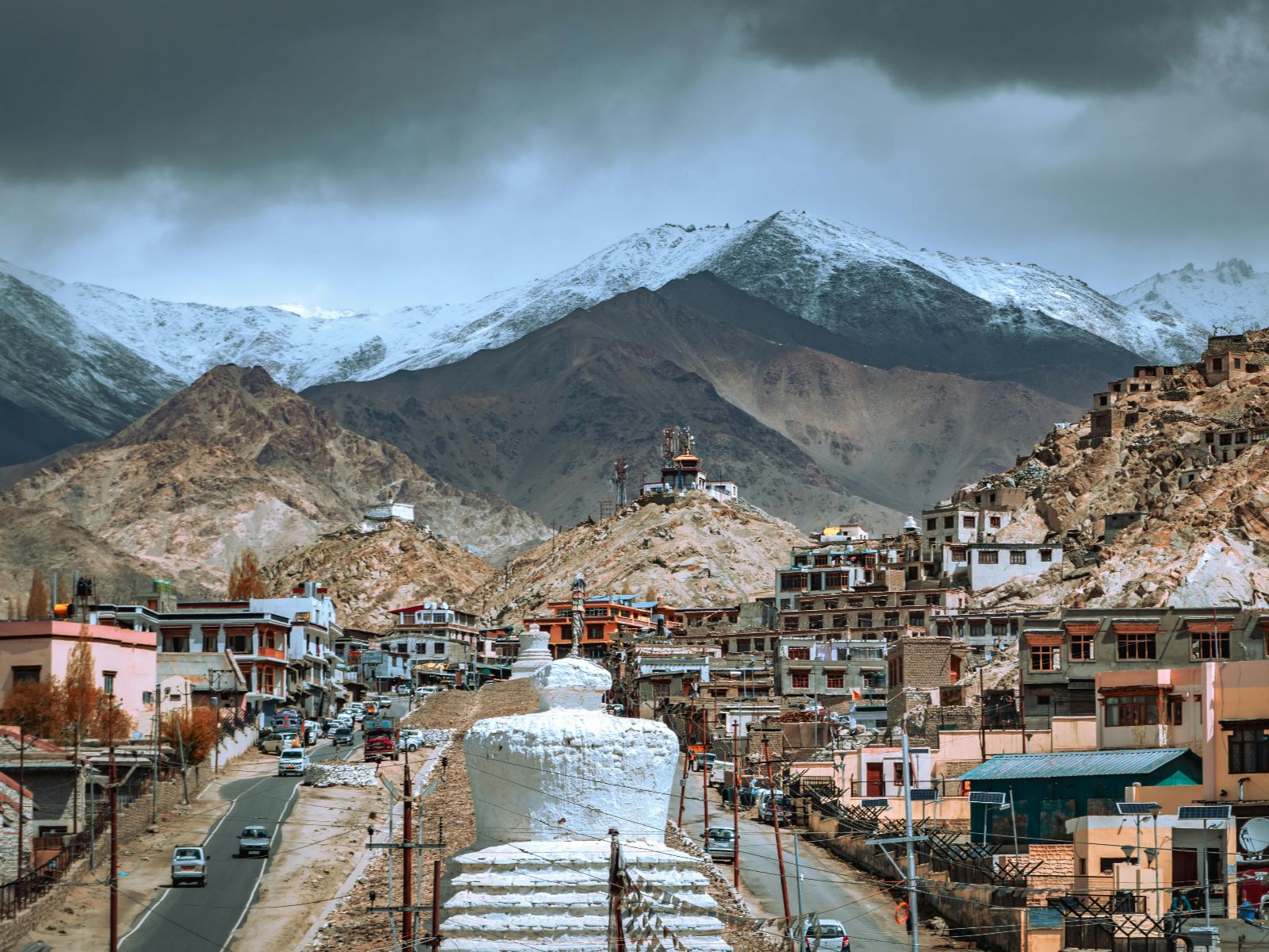 Rondreis India, Ladakh, Straat in Leh met gebouwen en bergen