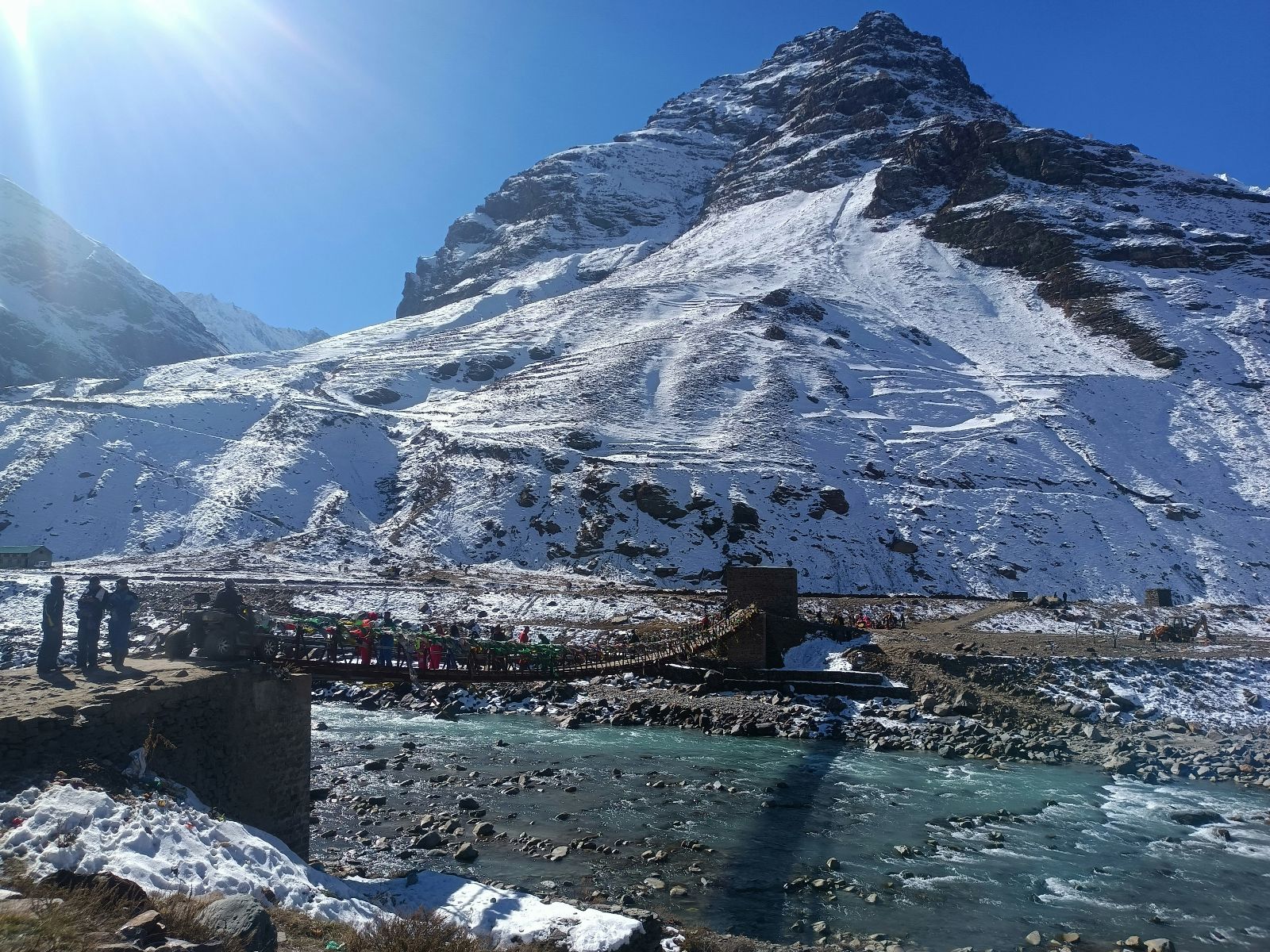 Rondreis India, Manali, Hangbrug over rivier naar berg met sneeuw