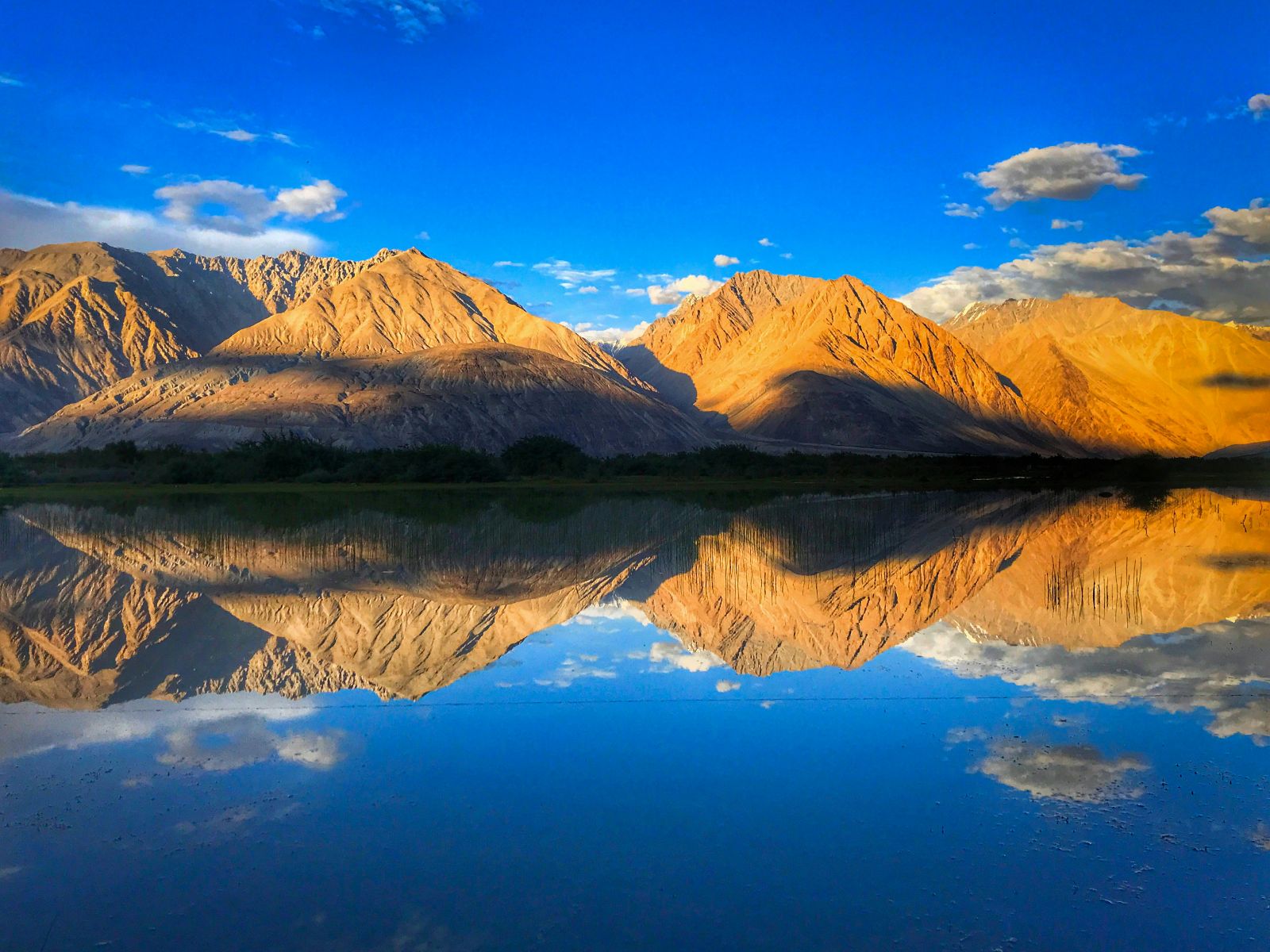 Rondreis India, Nubra Valley, Weerspiegelend meer met bergen