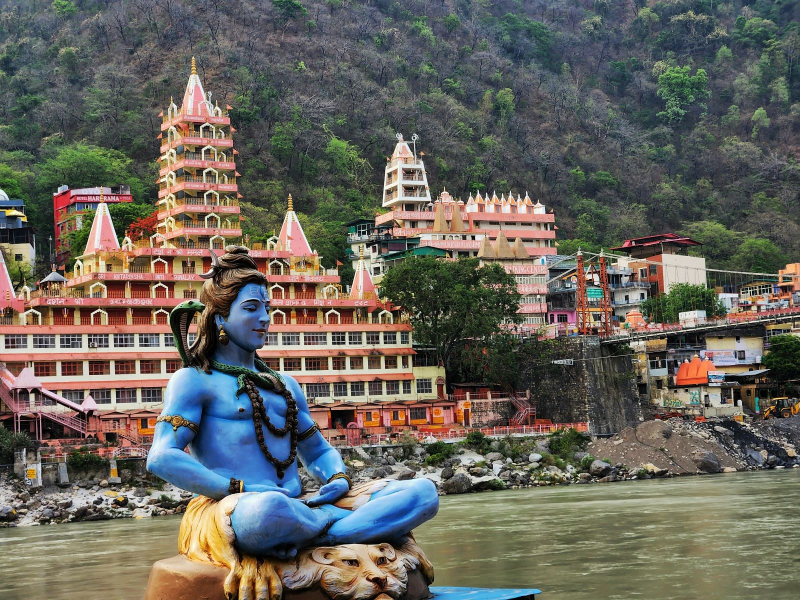 Rondreis India, Rishikesh, Standbeeld met tempel op achtergrond