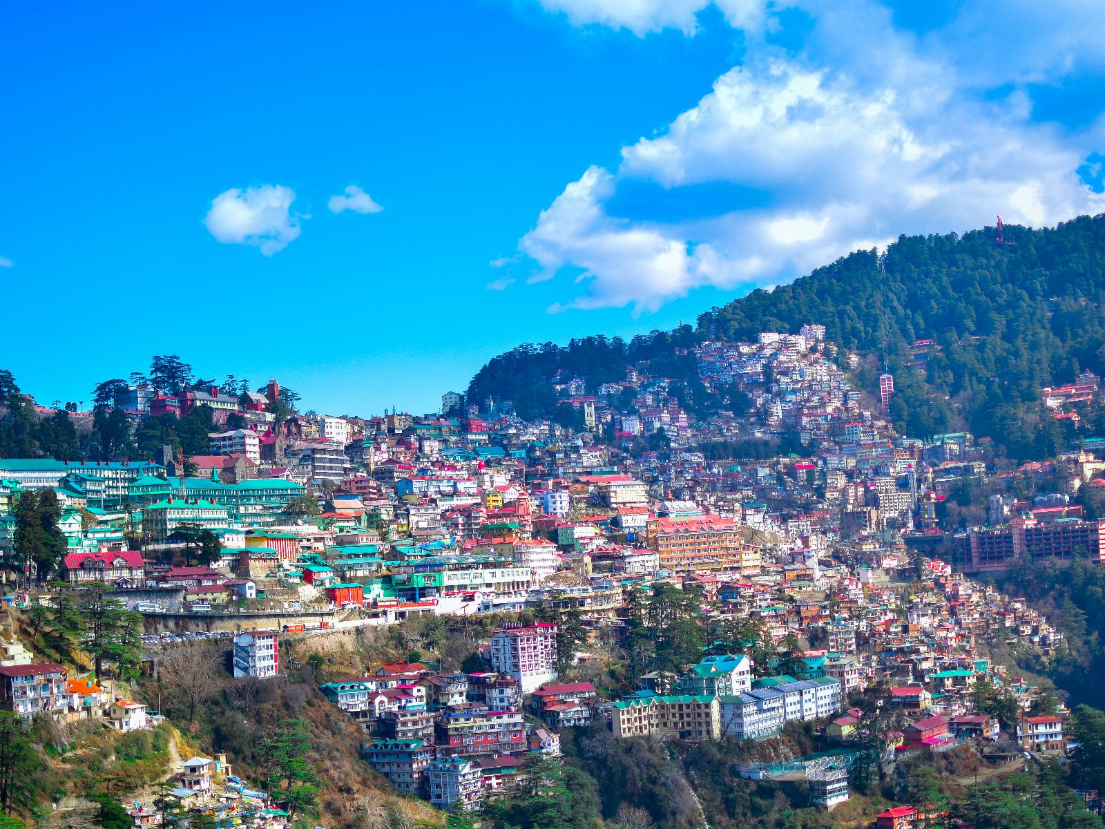 Rondreis India, Shimla, stad tegen een berg