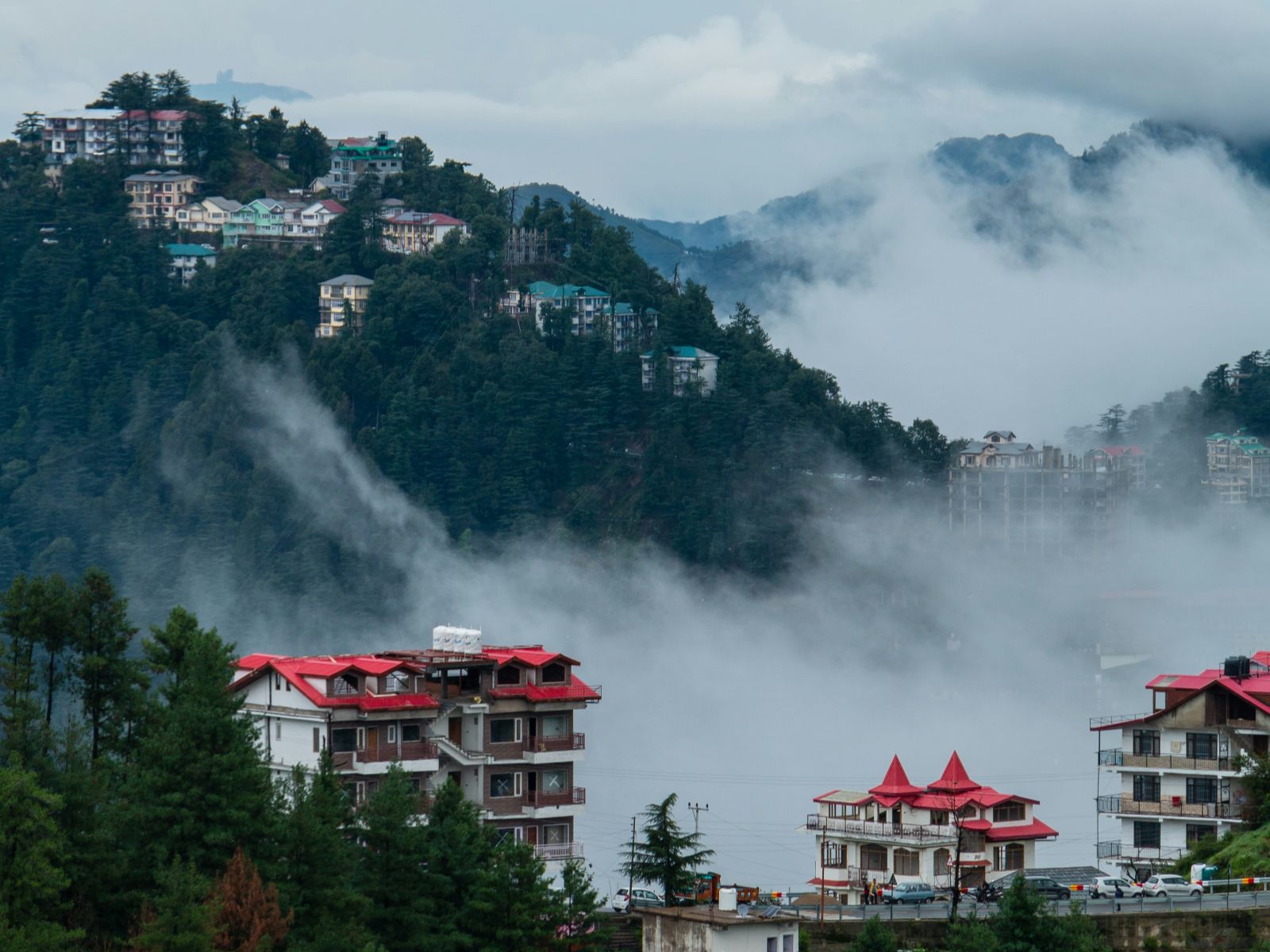 Rondreis India, Shimla, stadsdeel in de mist