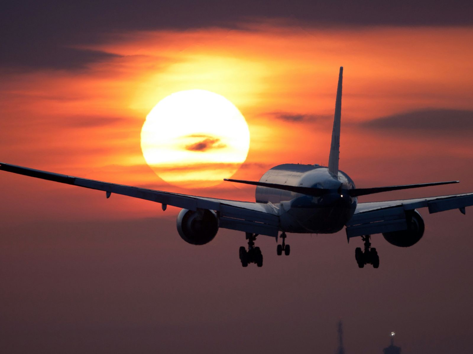 Rondreis Azië, KLM vliegtuig, Vliegtuig landing tijdens zonsondergang