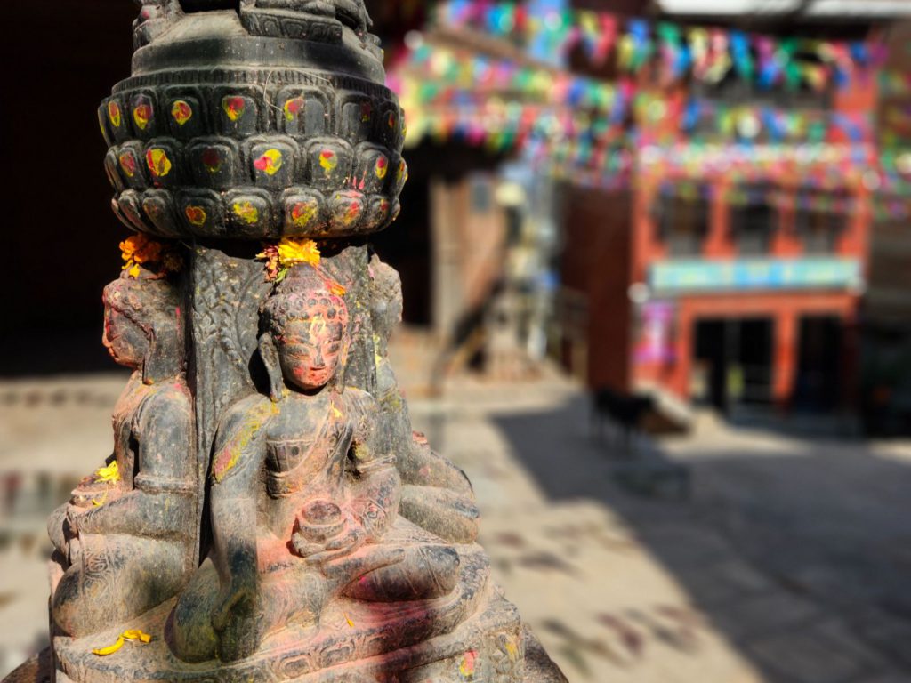 Rondreis Nepal, Kathmandu Valley, Kirtipur, beeld en gebedsvlaggetjes