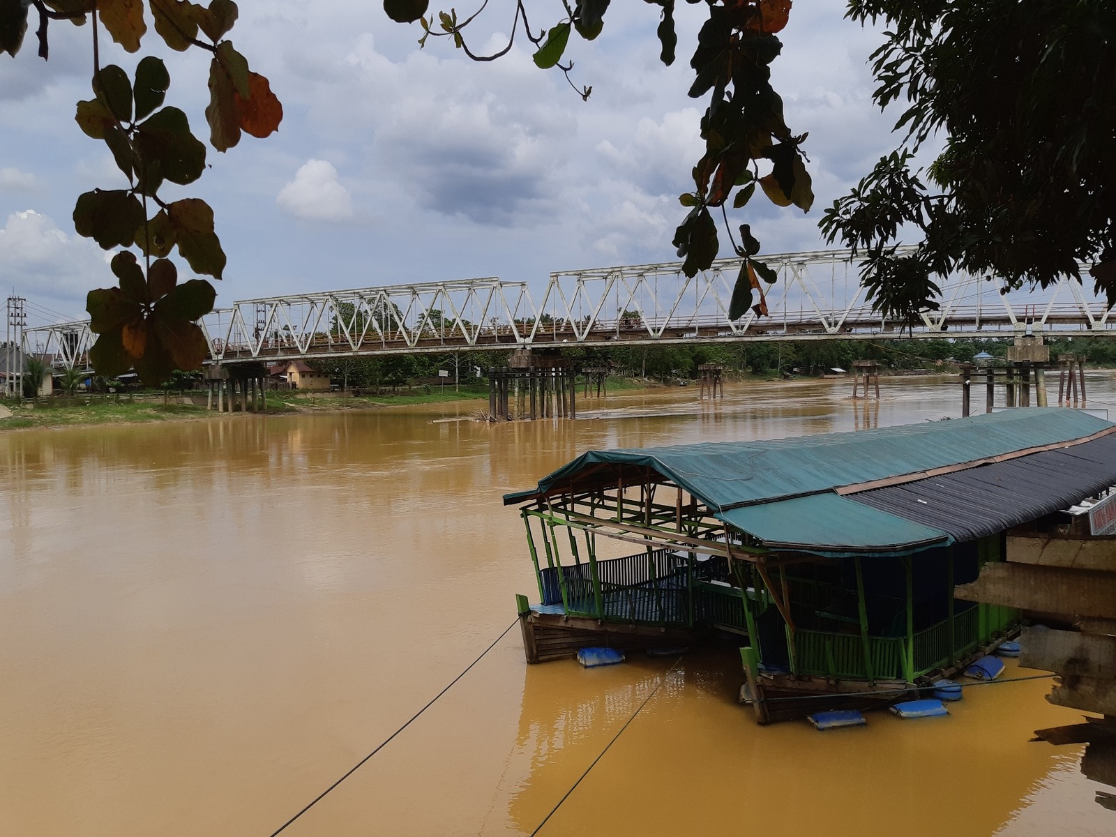Rondreis Indonesië, Sumatra, SHBSS Pelgrimsreis Pekanbaru Spoorweg, Brug Teratak Buluh over de Kampar Kanan kamp 3