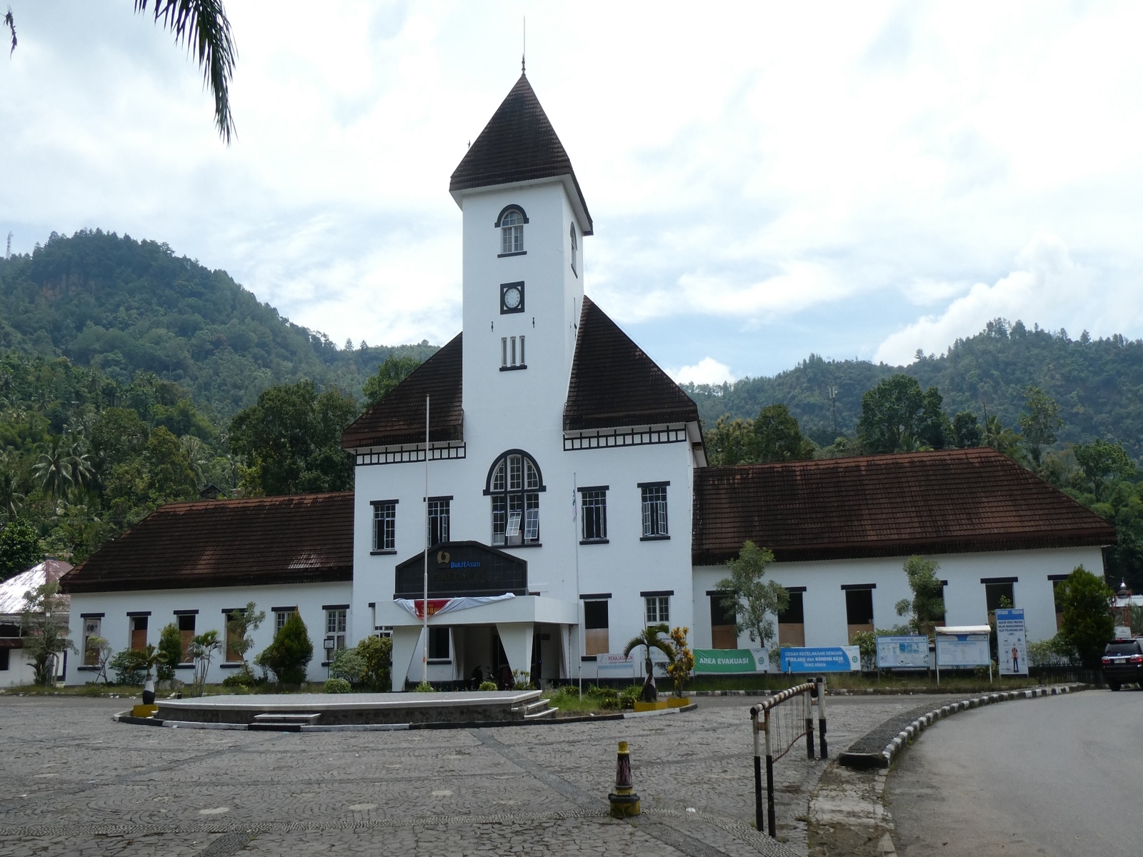 Rondreis Indonesië, Sumatra, SHBSS Pelgrimsreis Pekanbaru Spoorweg, Sawahlunto kerk