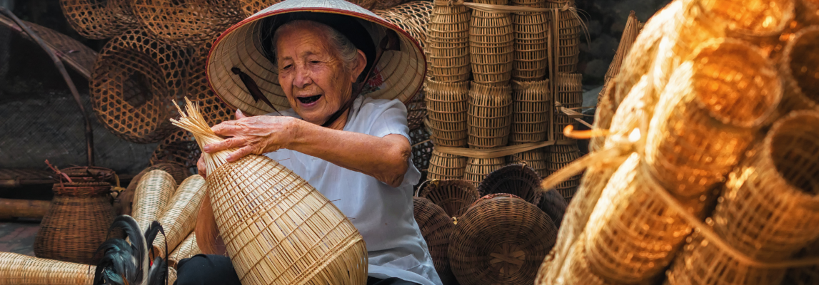 Rondreis Vietnam, Midden-Vietnam, Thu Sy, vrouw die bamboe visvallen maakt banner