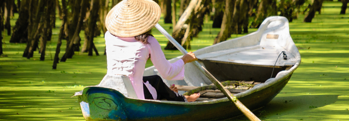 Rondreis Vietnam, Zuid-Vietnam, Mekong Delta, vrouw in boot in Tra Su Cajuput Bos banner