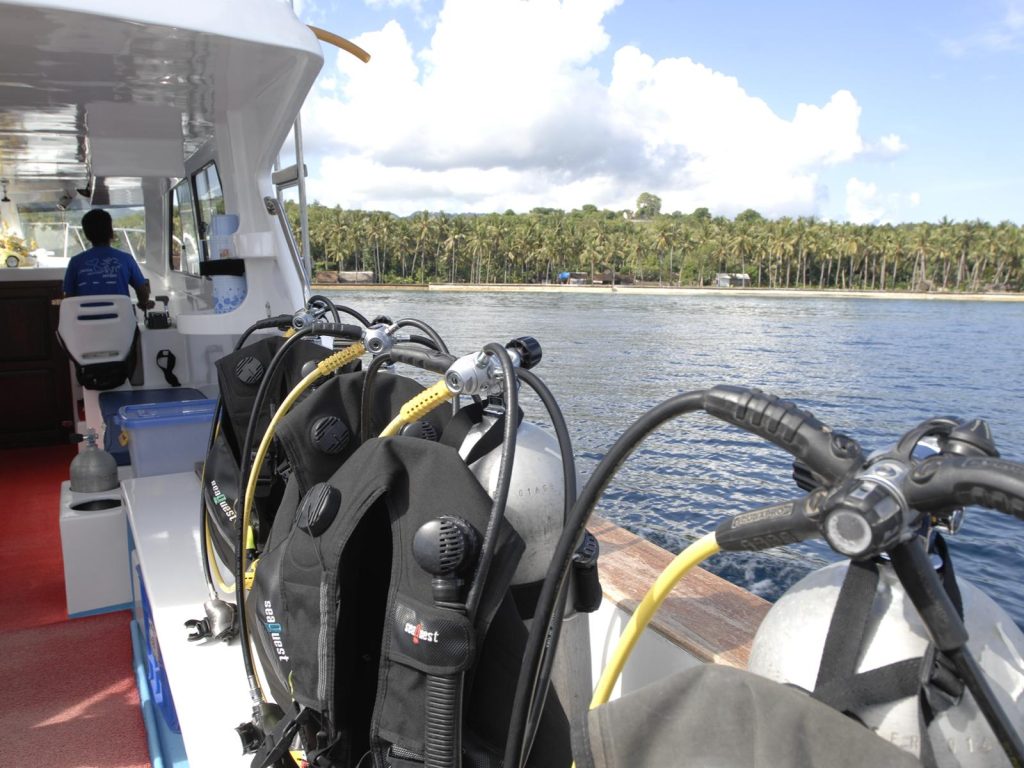 Rondreis Bali, Candidasa, duiken, boot voor kust, Merapi