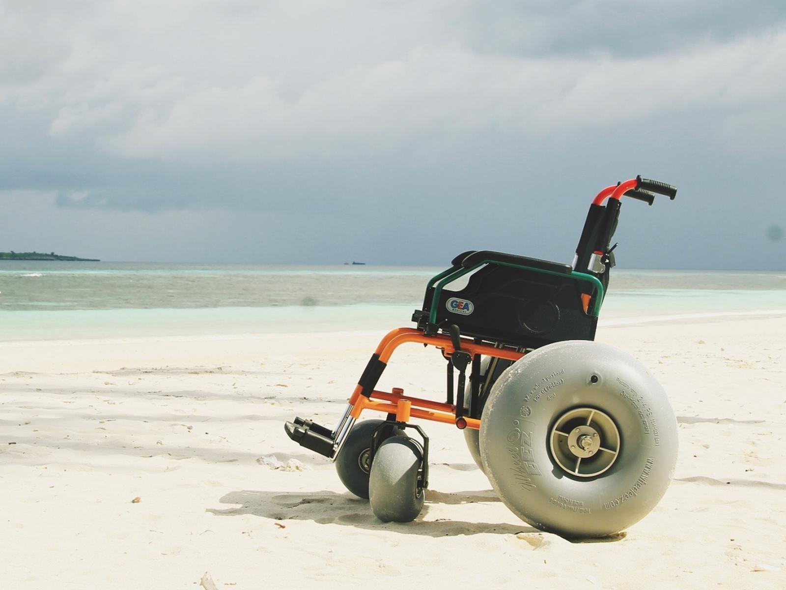 Rondreis Bali, rolstoel op het strand, Merapi