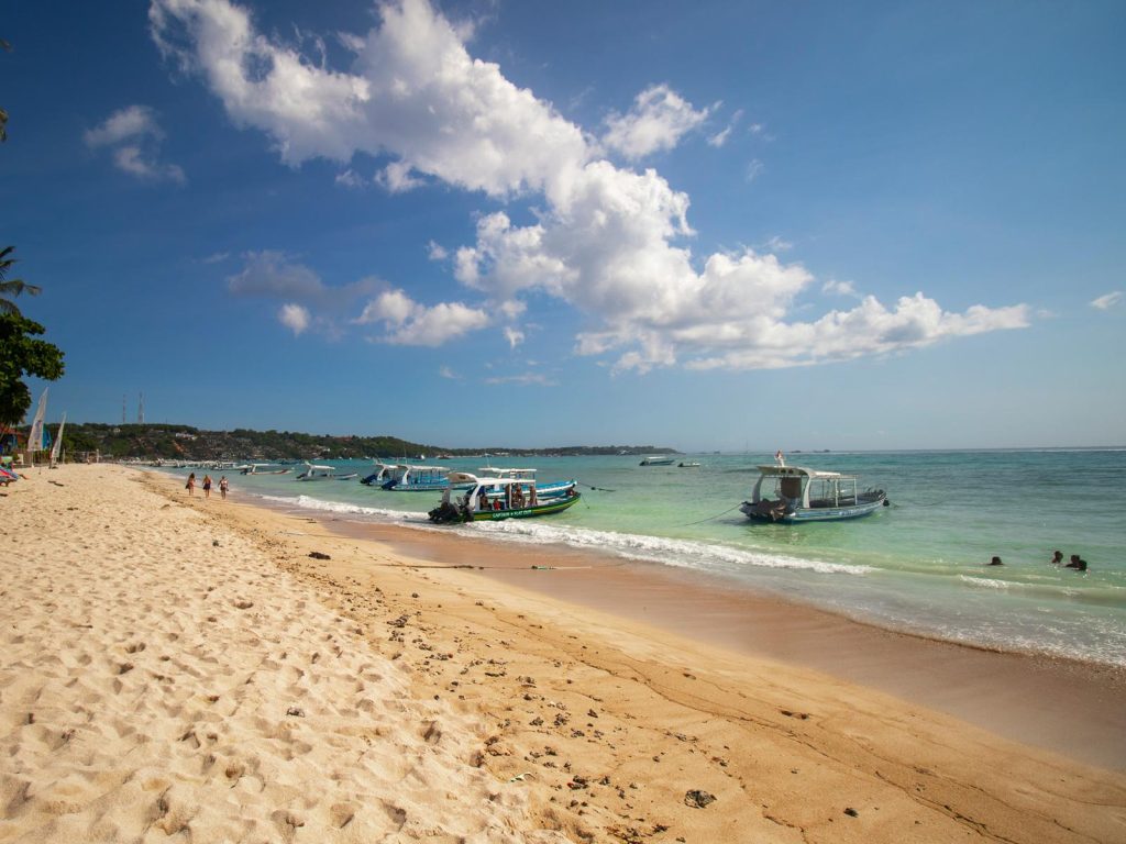 Rondreis Indonesië, Bali, Nusa Lembongan, strand met bootjes