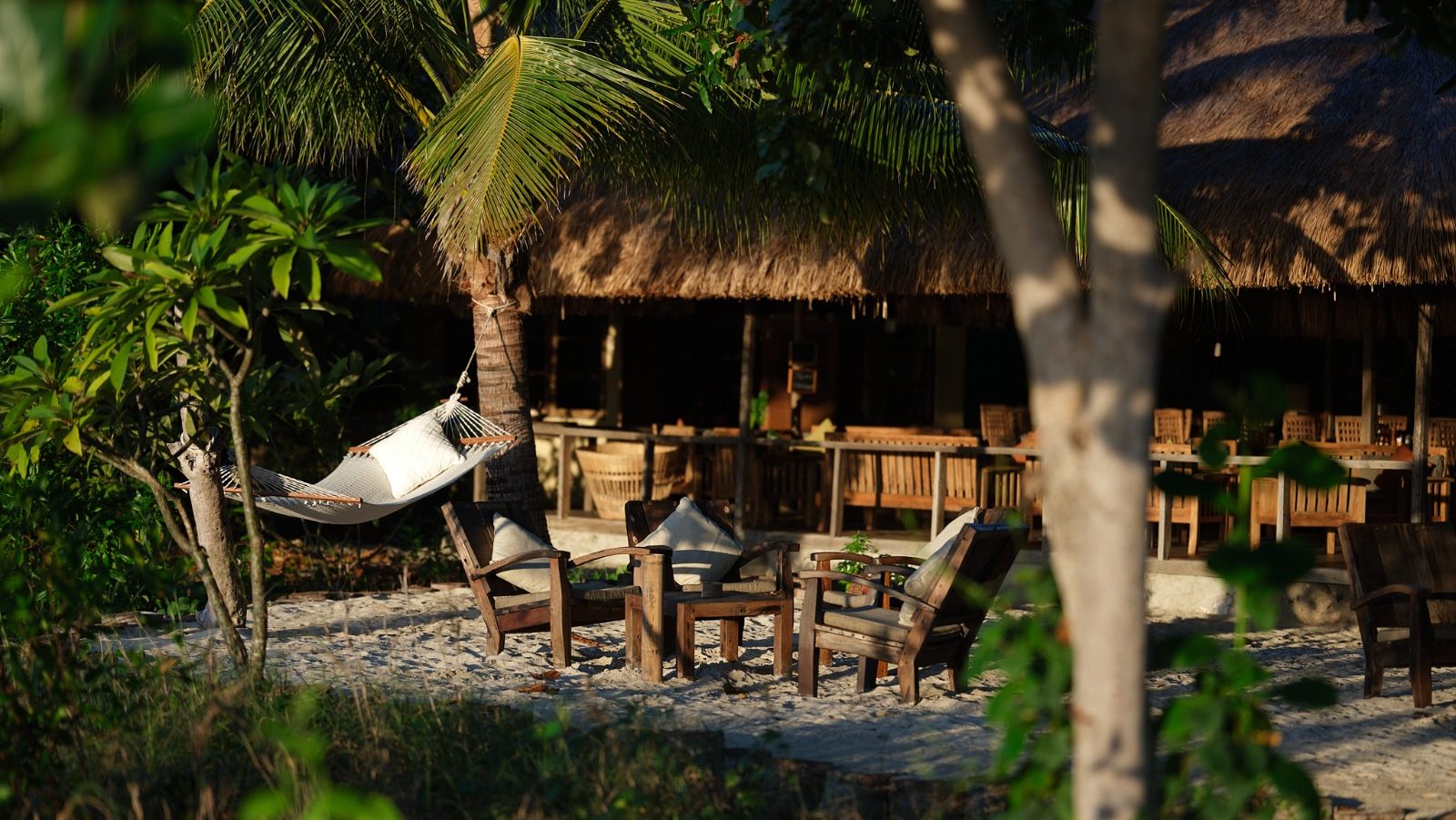 Rondreis-Indonesie-Flores-Alor-Divers-Eco-Resort-restaurant-met-terras