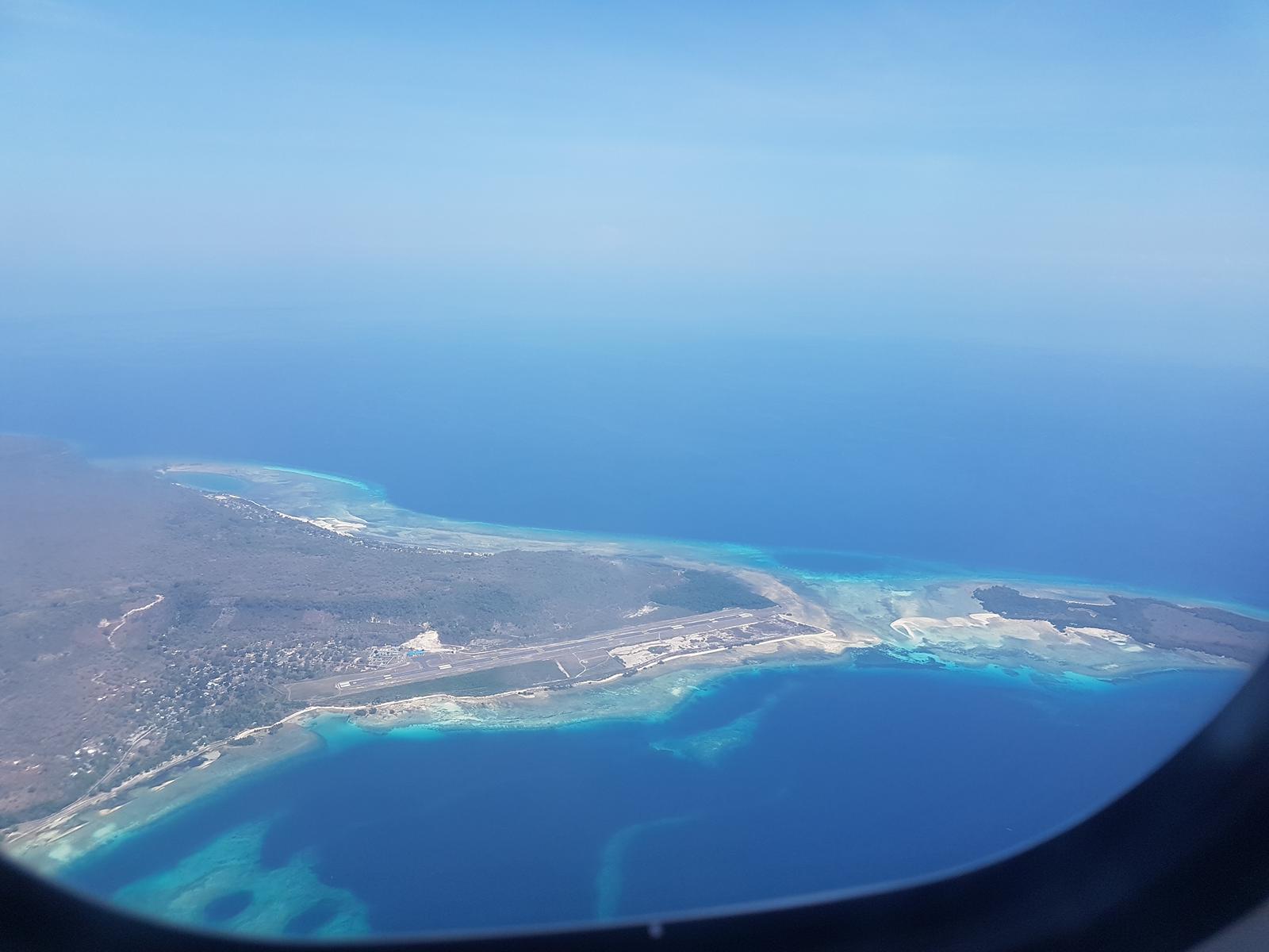 Rondreis Indonesië, Kleine Sunda eilanden, Alor, eiland vanuit vliegtuig, Merapi
