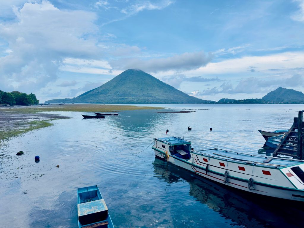 Rondreis Indonesië, Molukken, Banda-eilanden, boten bij Banda Neira