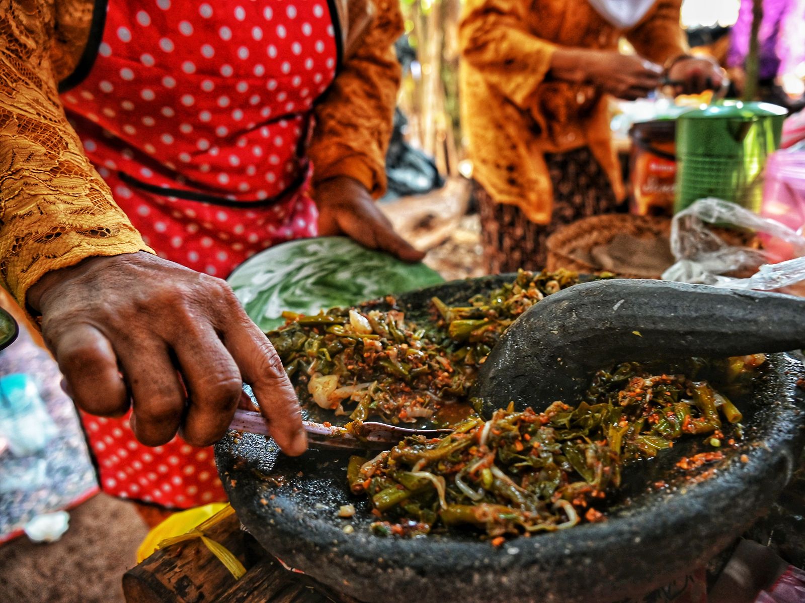 Rondreis Indonesië, Purwakarta, West Java, traditionele maaltijd klaargemaakt in vijzel