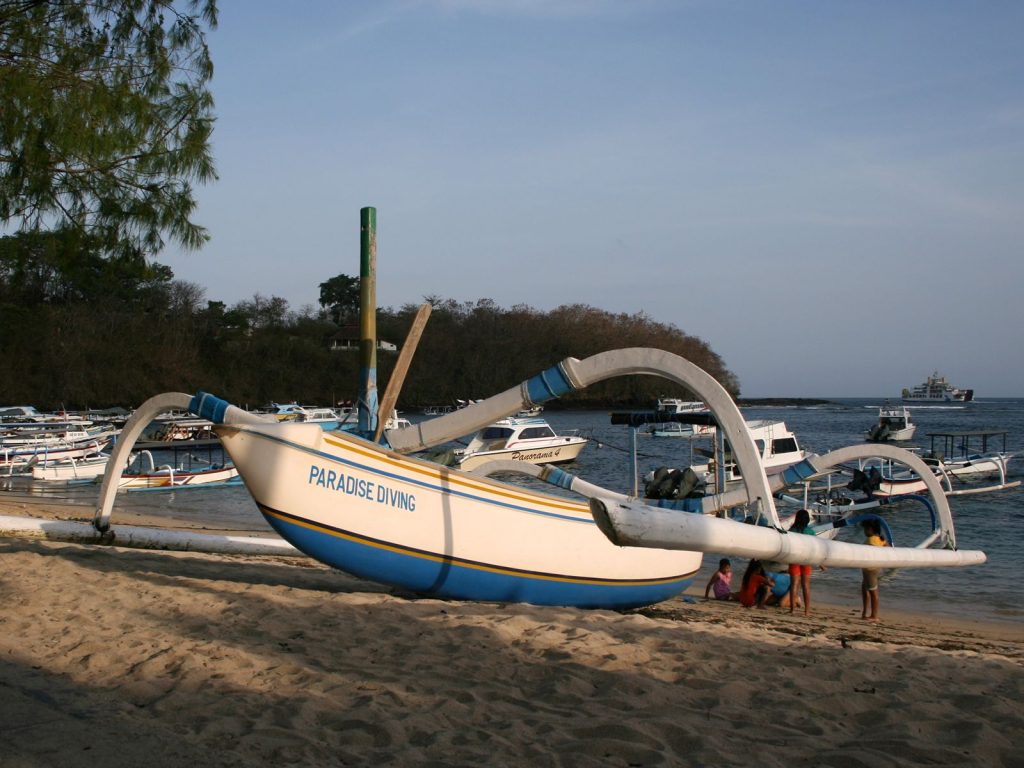 Reisspecialist Remco boot op strand