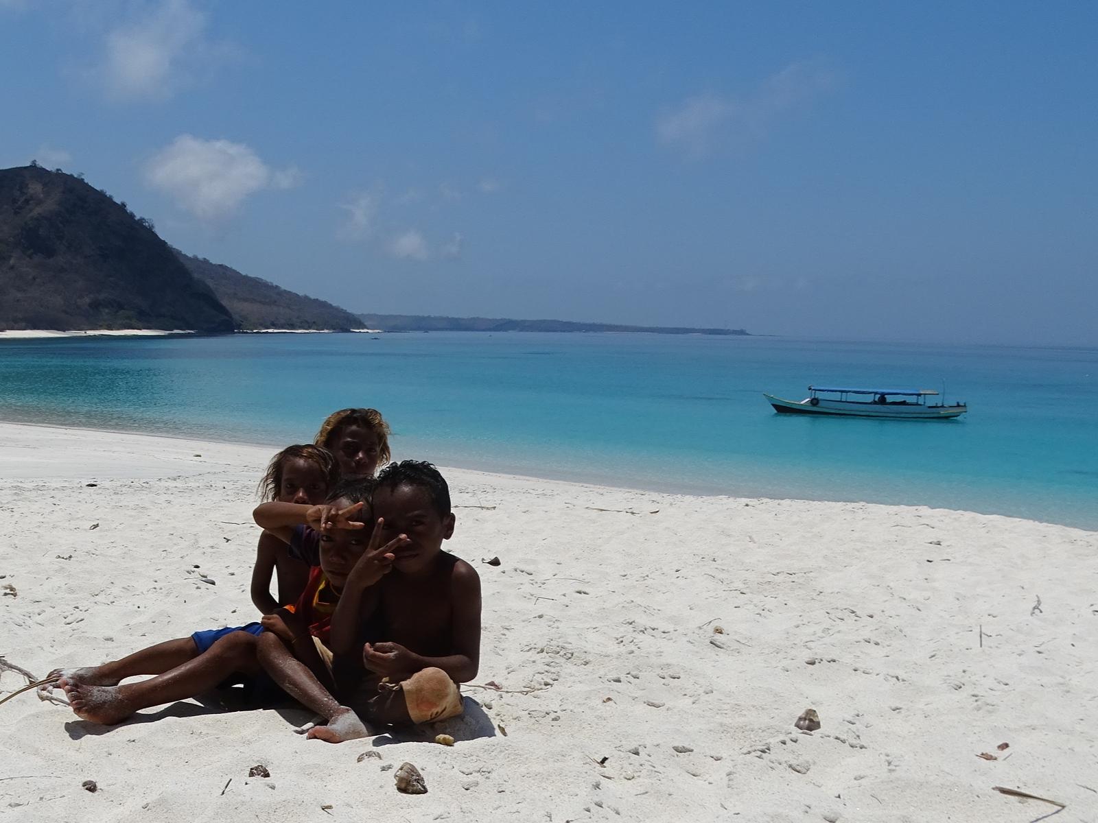 Rondreis Indonesië, Kleine Sunda eilanden, Alor, Ling al beach met kindjes, Merapi