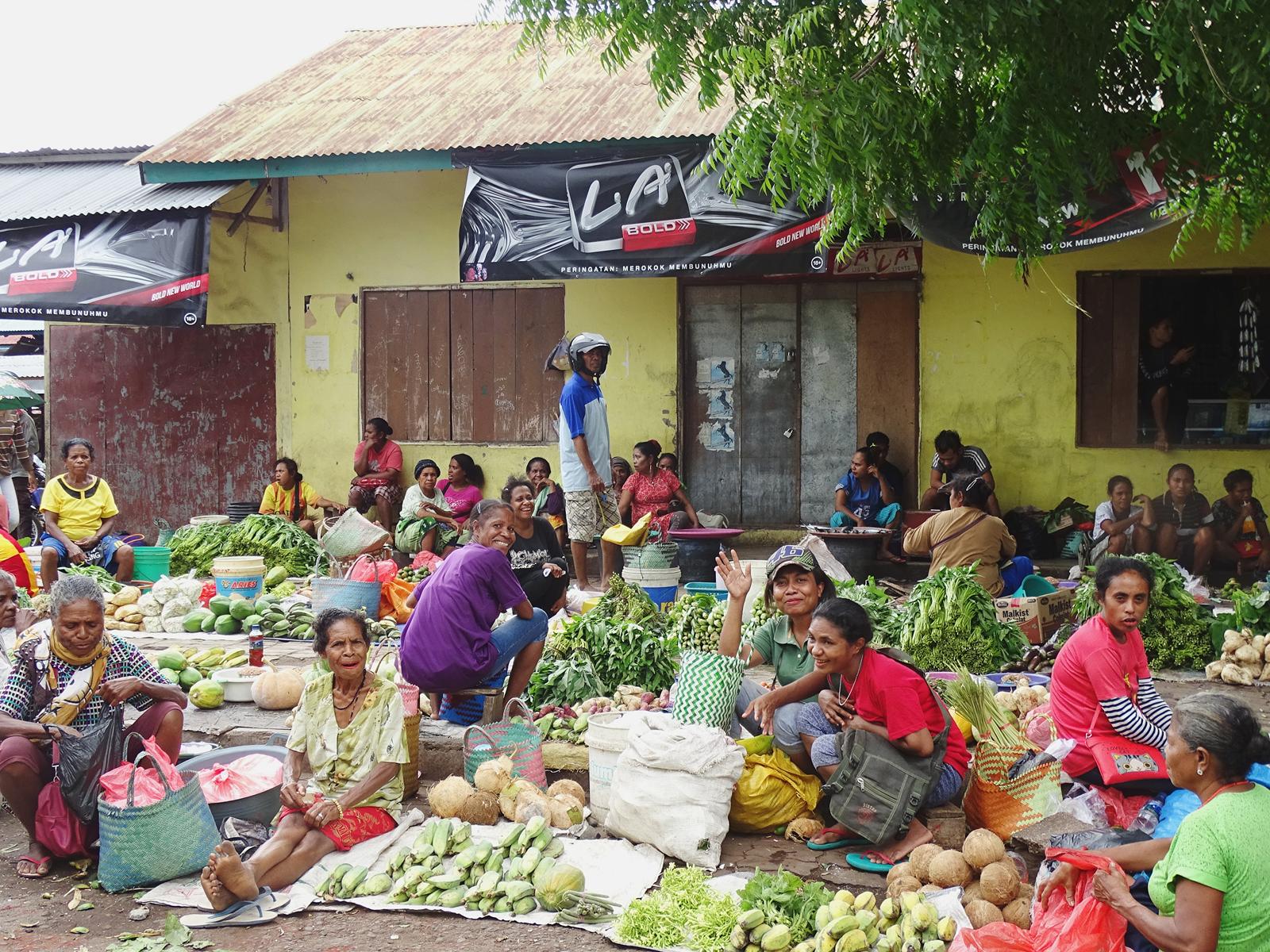 Rondreis Indonesië, Kleine Sunda eilanden, Alor, lokale markt, Merapi